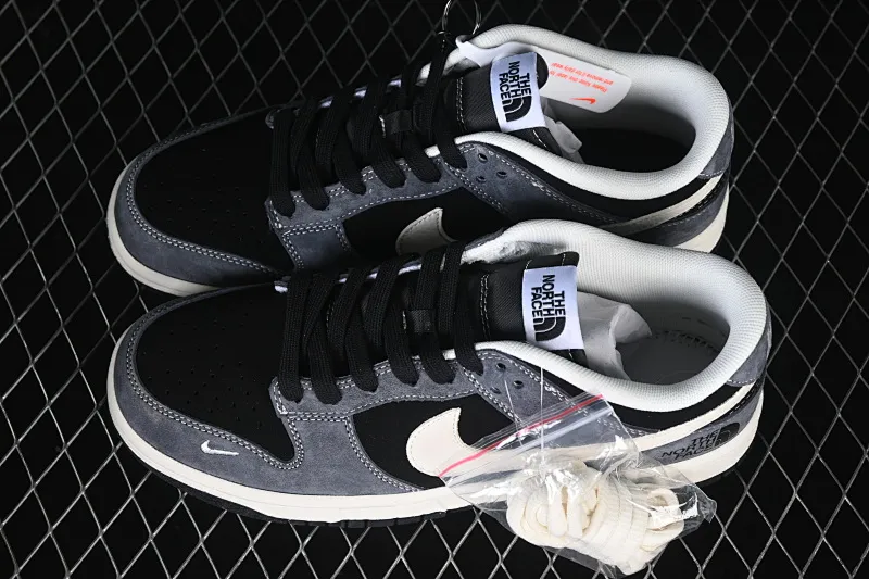 All Categories Nk SB Dunk Series Nk SB Dunk Low High-end Customized Low-top Sneakers Nike SB Dunk Low North Face Co-branded Gray Black Pig Eight Anniversary High-end Customized Low-top Casual Sneakers DN3168-006